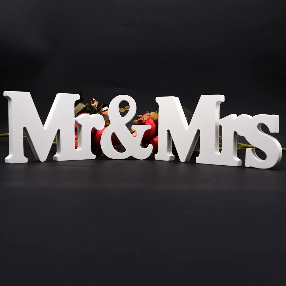 מעמד חתן וכלה MR&MRS לבן לעיצוב שולחן חתונה אלגנטי – תמונה 4