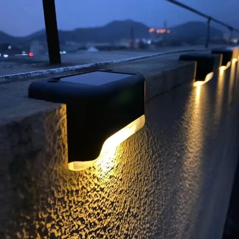 מנורת גן סולארית - חבילת 4 יחידות LED להדלקה אוטומטית, עמידות במים IP44 – תמונה 3