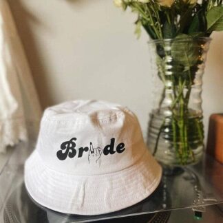 כובע לכלה BRIDE למסיבת רווקות מ־100% כותנה לבנה