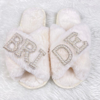 נעלי כלה פרוותיות עם כיתוב BRIDE מפנינים וסוליה נוחה