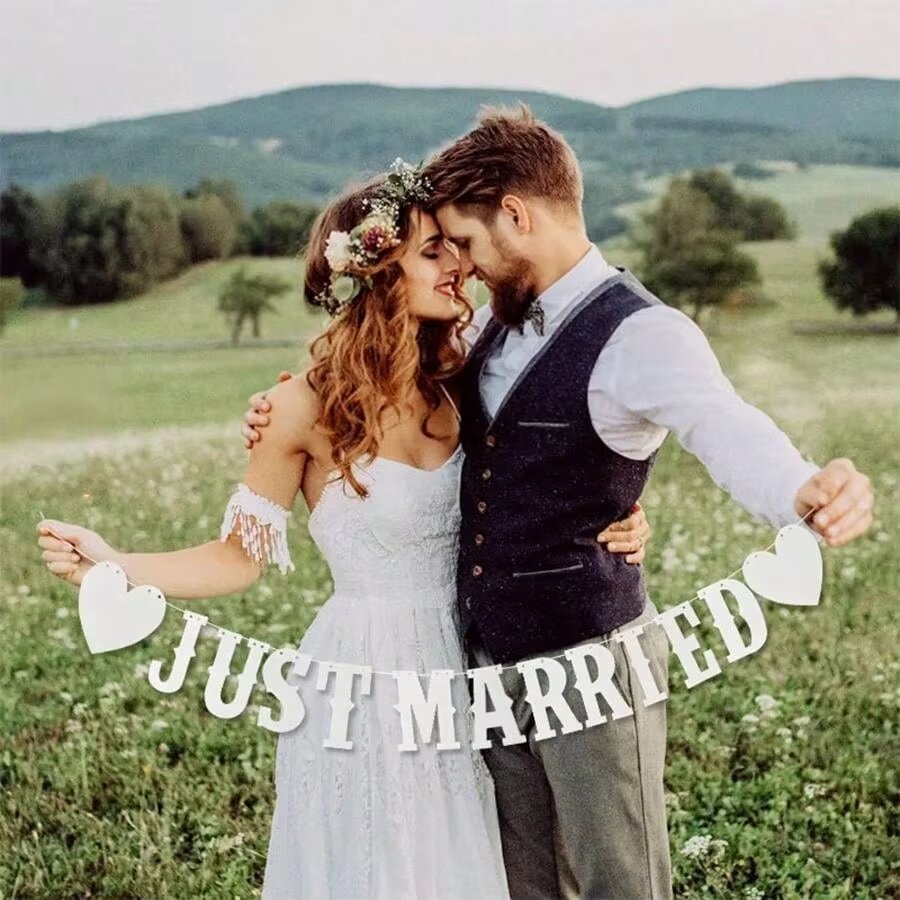 שלט לרכב חתונה חתן וכלה בעיצוב Just Married לבן
