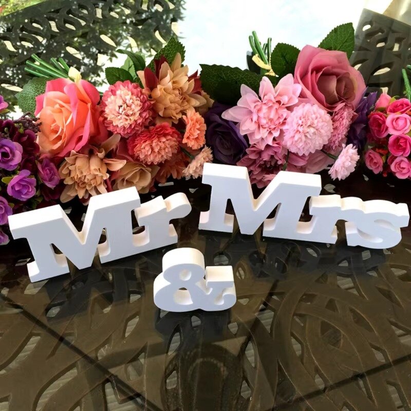מעמד חתן וכלה MR&MRS לבן לעיצוב שולחן חתונה אלגנטי – תמונה 2