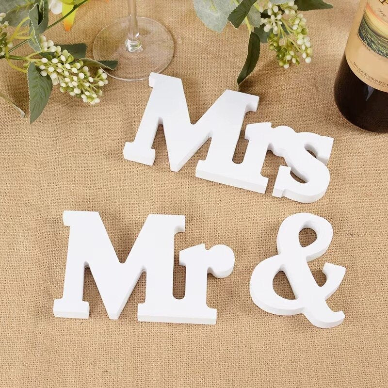 מעמד חתן וכלה MR&MRS לבן לעיצוב שולחן חתונה אלגנטי – תמונה 6