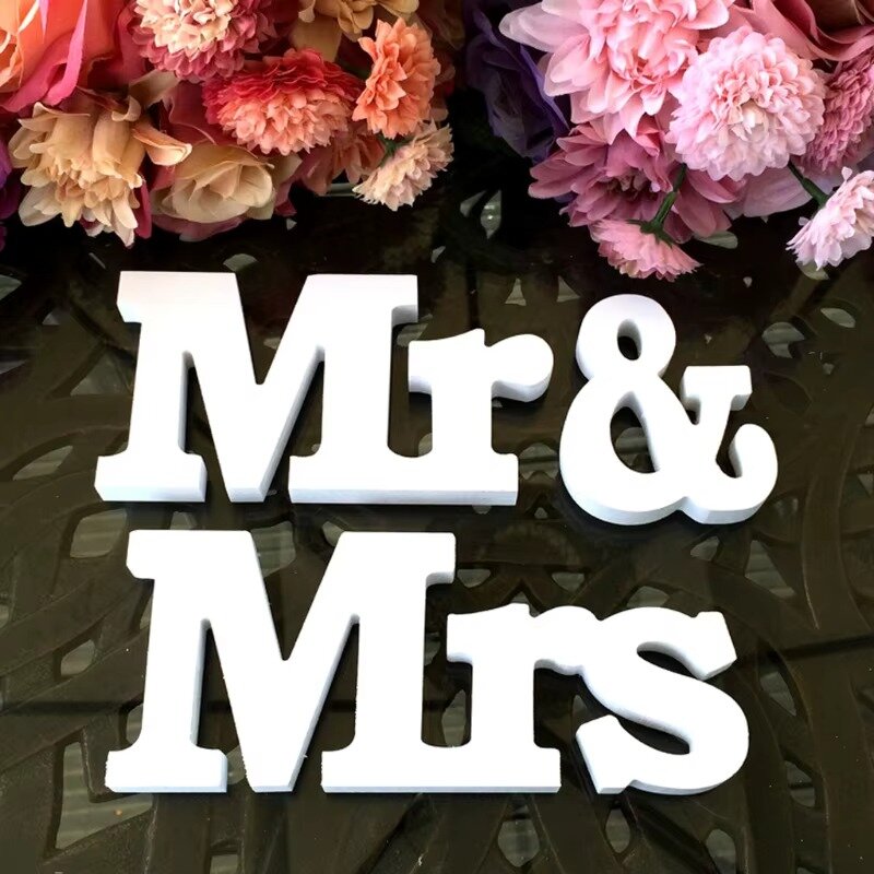 מעמד חתן וכלה MR&MRS לבן לעיצוב שולחן חתונה אלגנטי