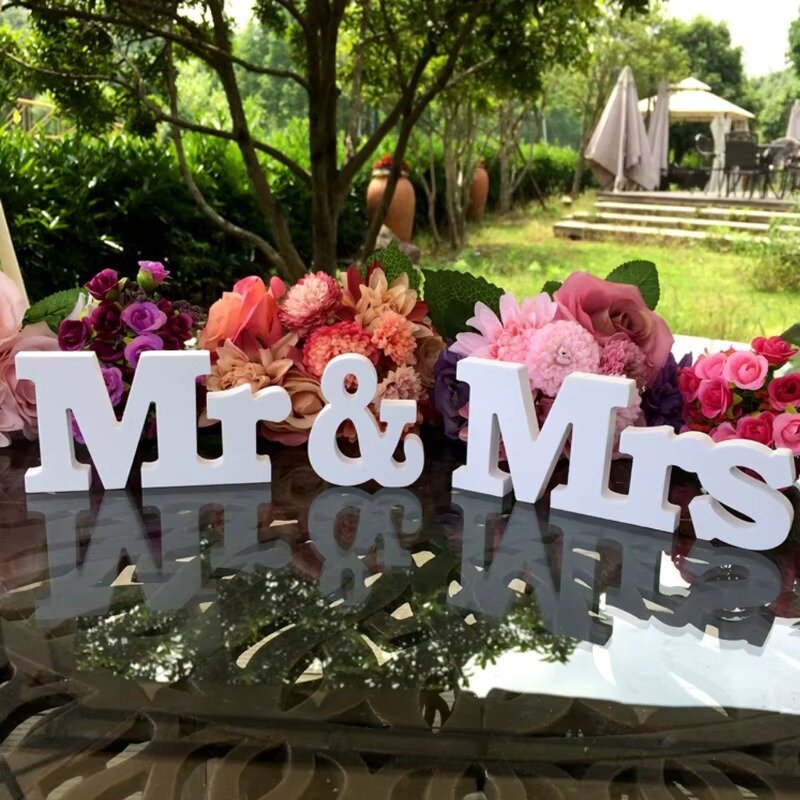 מעמד חתן וכלה MR&MRS לבן לעיצוב שולחן חתונה אלגנטי – תמונה 3