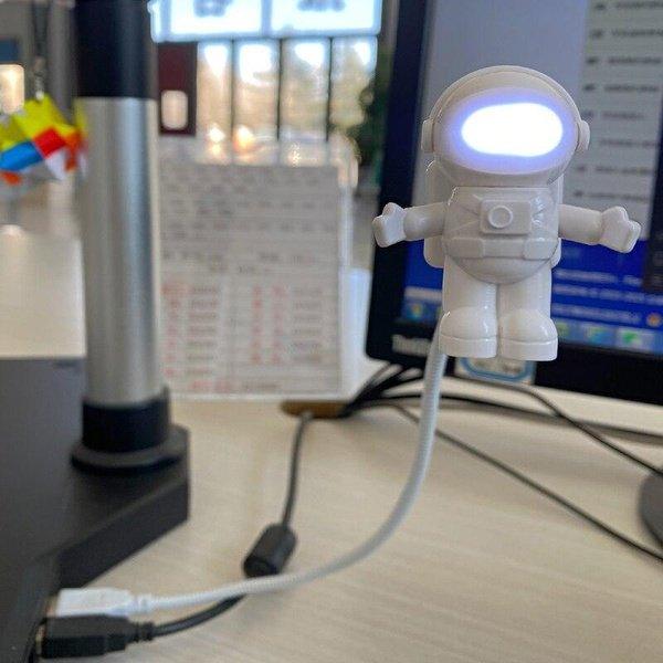 מנורת לילה אסטרונאוט עם תאורת LED וזרוע קריאה גמישה USB – תמונה 3